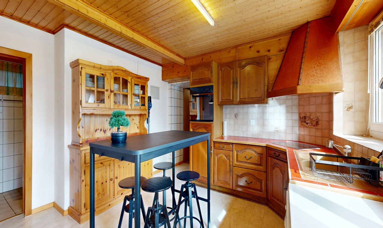 cuisine avec medium brown cabinets, armoires marron moyen, arched cabinets, armoires en arc, et light countertops