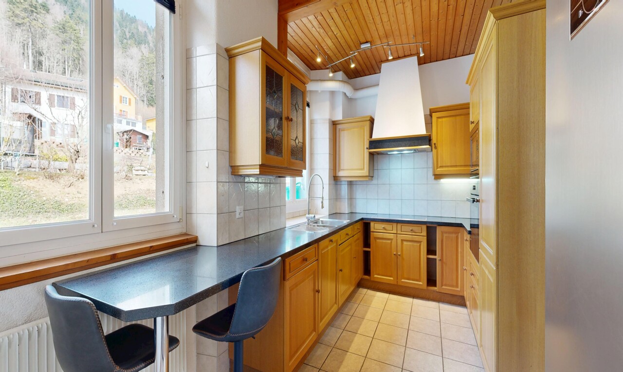 cuisine avec lumière naturelle, natural light, dosseret, backsplash, et dark countertops
