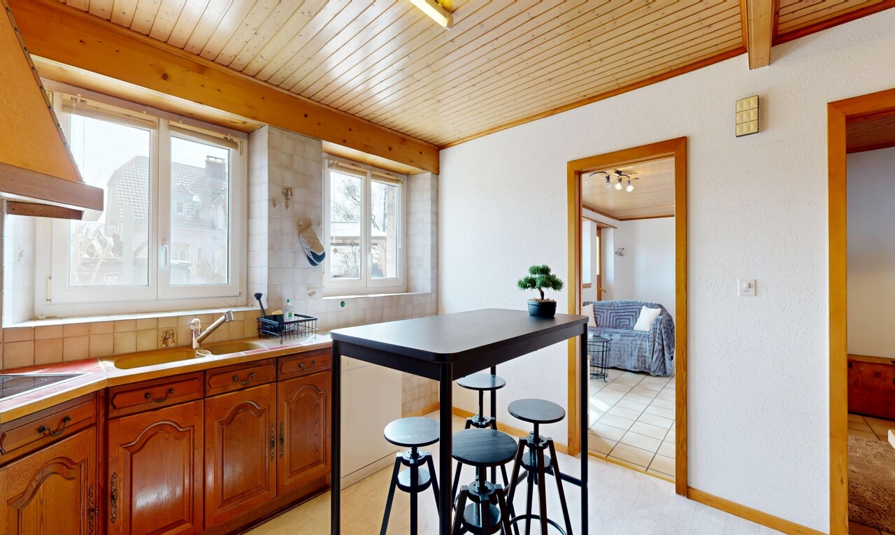 cuisine avec armoires marron moyen, medium brown cabinets, light floor, armoires en arc, et arched cabinets
