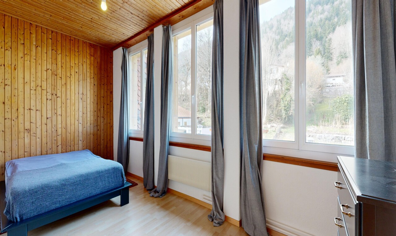 chambre avec natural light, lumière naturelle, wood finish floor, sol en finition bois, et wood ceiling
