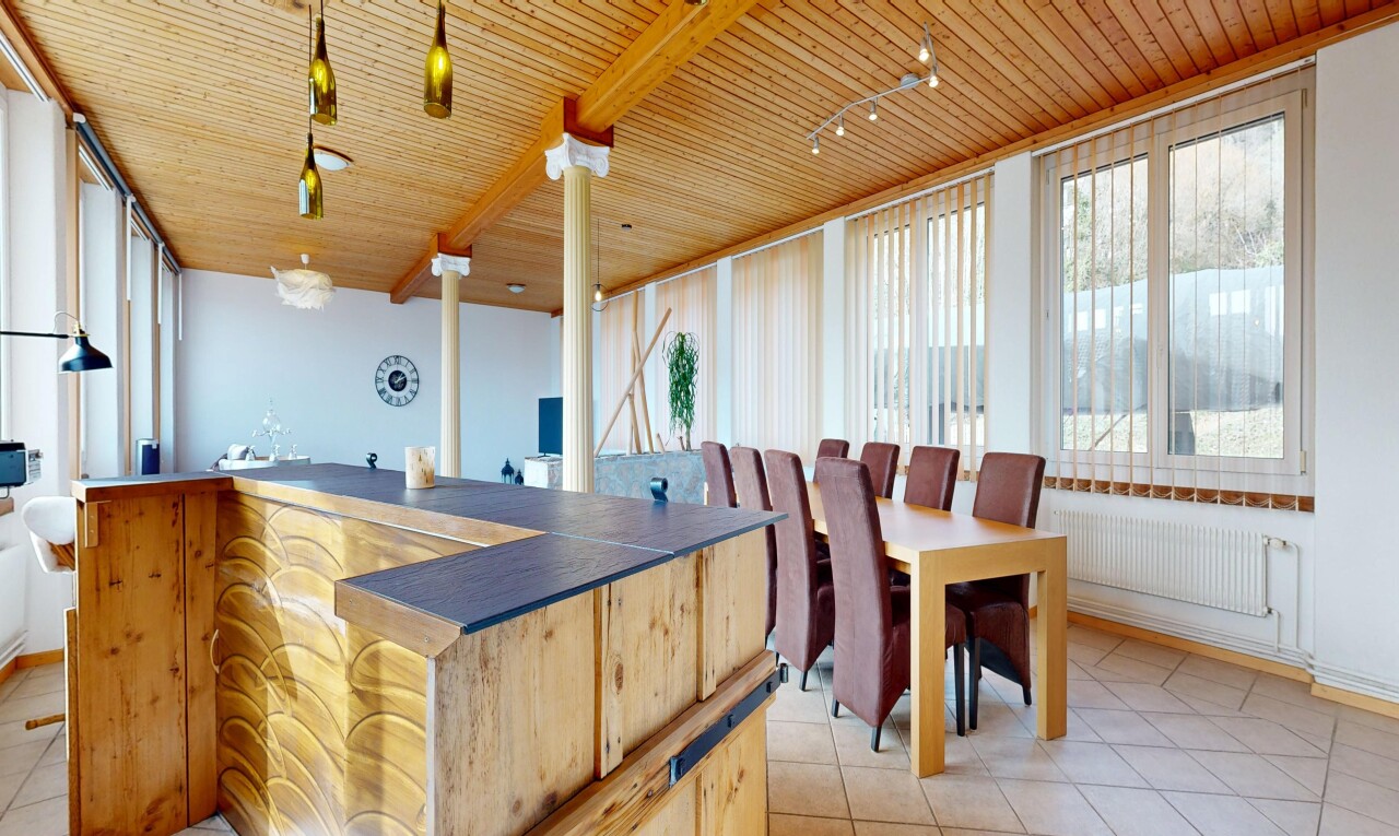 cuisine avec lumière naturelle, natural light, inside property, plans de travail en bois de boucher, et butcher block countertops