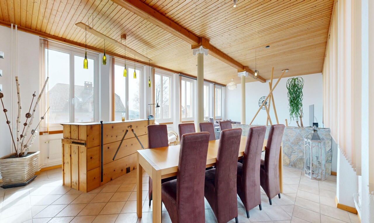 salle à manger avec lumière naturelle, natural light, inside property, sol en carrelage, et tile floor