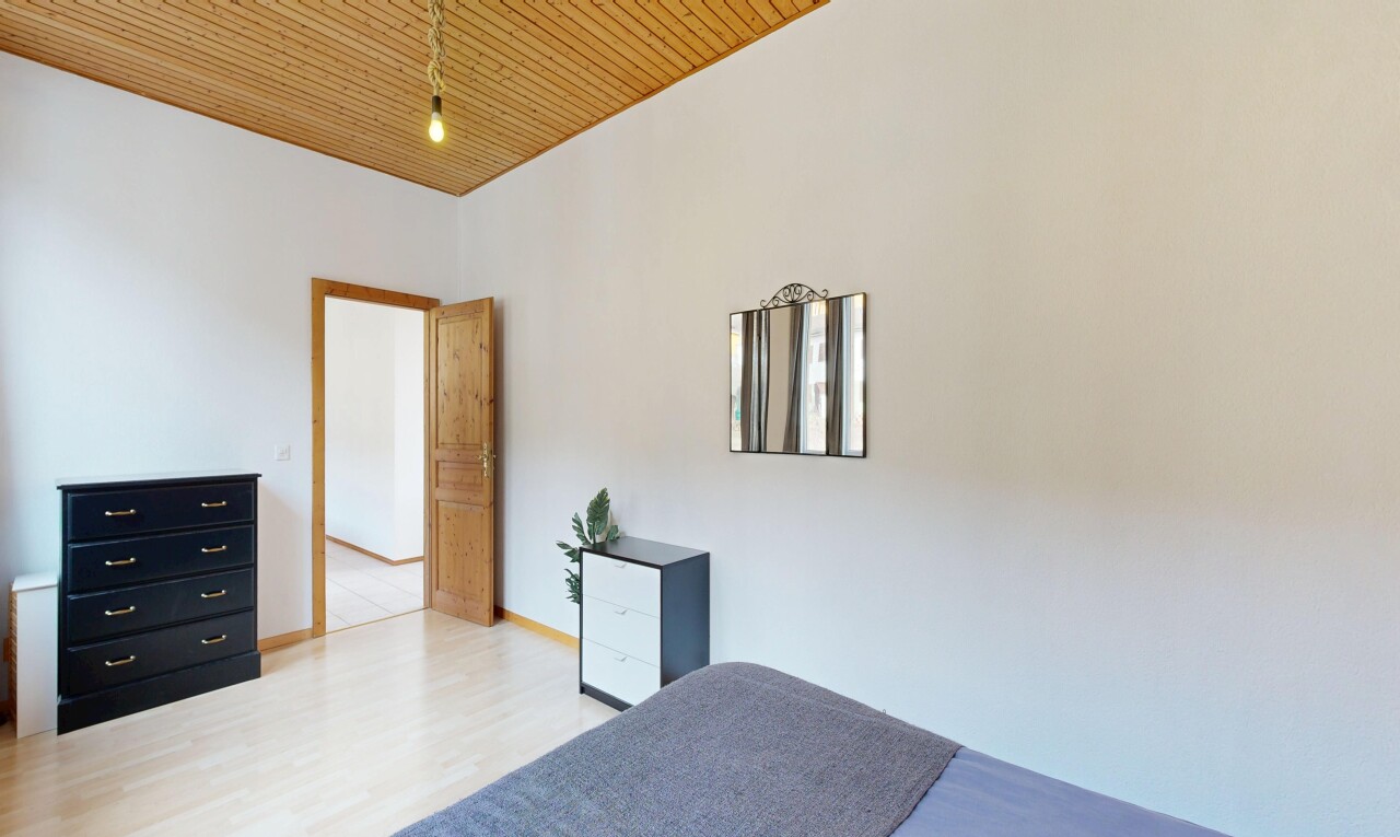 chambre avec plafond en bois, wood ceiling, cloison sèche, drywall, et sol en finition bois