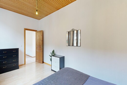 chambre avec plafond en bois, wood ceiling, cloison sèche, drywall, et sol en finition bois