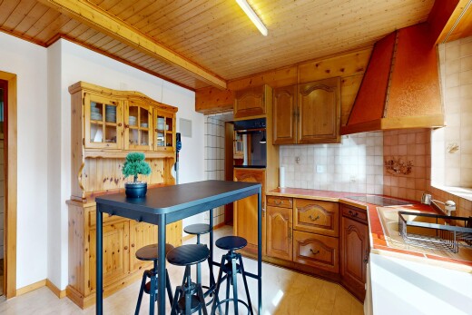 cuisine avec medium brown cabinets, armoires marron moyen, arched cabinets, armoires en arc, et light countertops