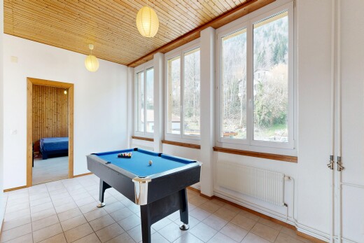 espace intérieur avec radiateur, billard, lumière naturelle, natural light, et inside property