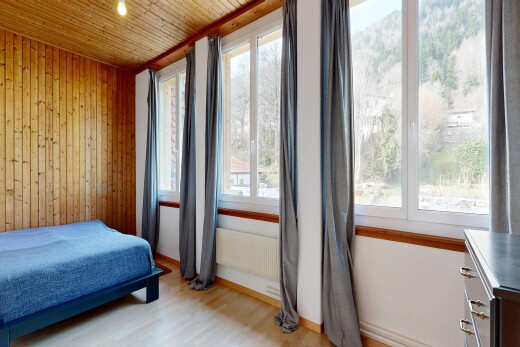 chambre avec natural light, lumière naturelle, wood finish floor, sol en finition bois, et wood ceiling