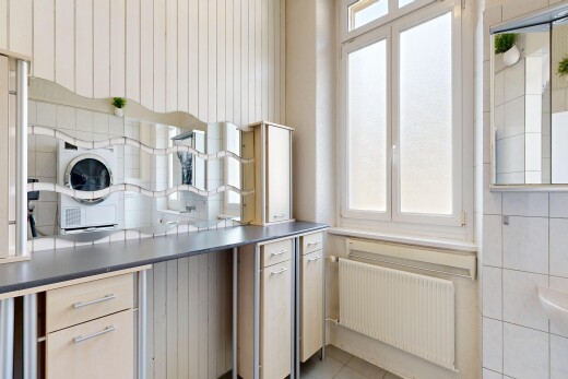 cuisine avec radiateur, inside property, lave-linge et sèche-linge, lumière naturelle, et natural light