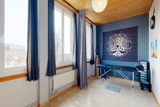 chambre avec wood finish floor, sol en finition bois, radiateur, natural light, et lumière naturelle