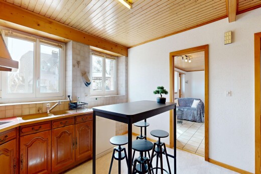 cuisine avec armoires marron moyen, medium brown cabinets, light floor, armoires en arc, et arched cabinets
