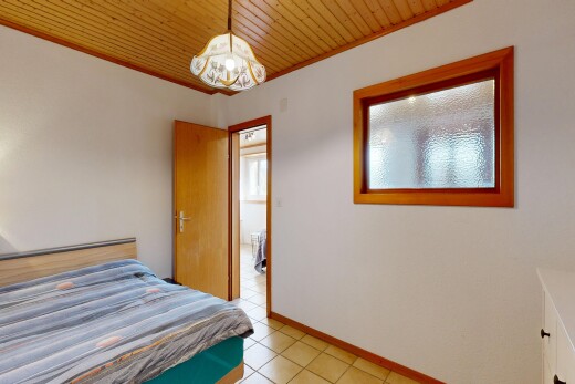 chambre avec inside property, light floor, cloison sèche, drywall, et plafond en bois