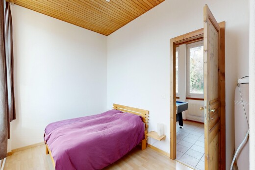 chambre avec inside property, drywall, cloison sèche, natural light, et lumière naturelle