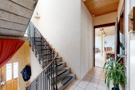 escaliers avec escaliers, plafond en bois, wood ceiling, sol en carrelage, et tile floor