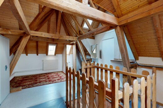 escaliers avec inside property, beamed ceiling, plafond à poutres, wood ceiling, et plafond en bois