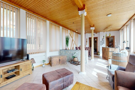 salon avec lumière naturelle, natural light, télévision, inside property, et sol en carrelage