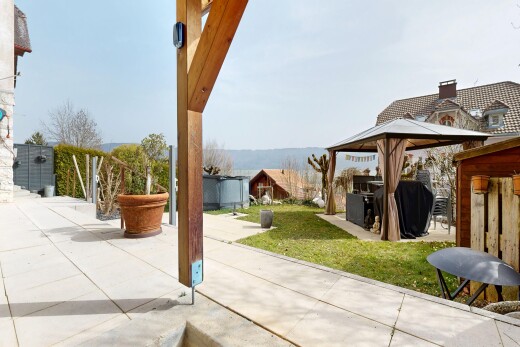 terrasse avec kiosque, terrasse, gril, pelouse, et day time