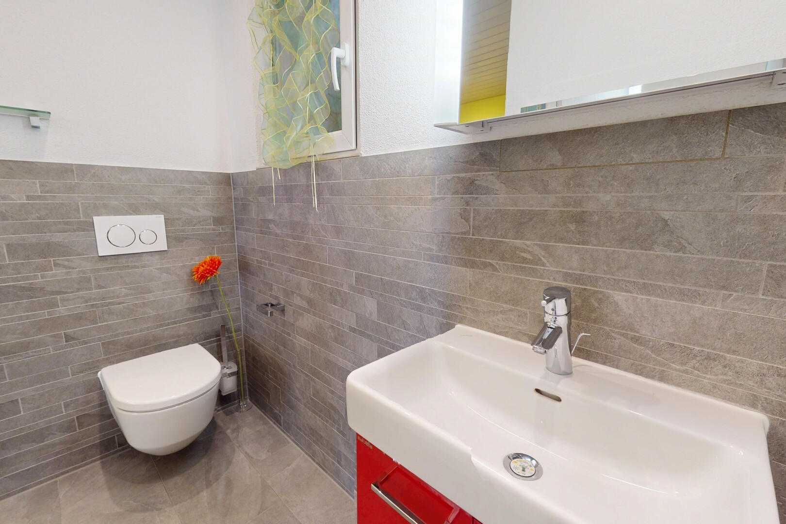 bad mit fliesenwand, tile wall, waschbecken, toilette, und inside property