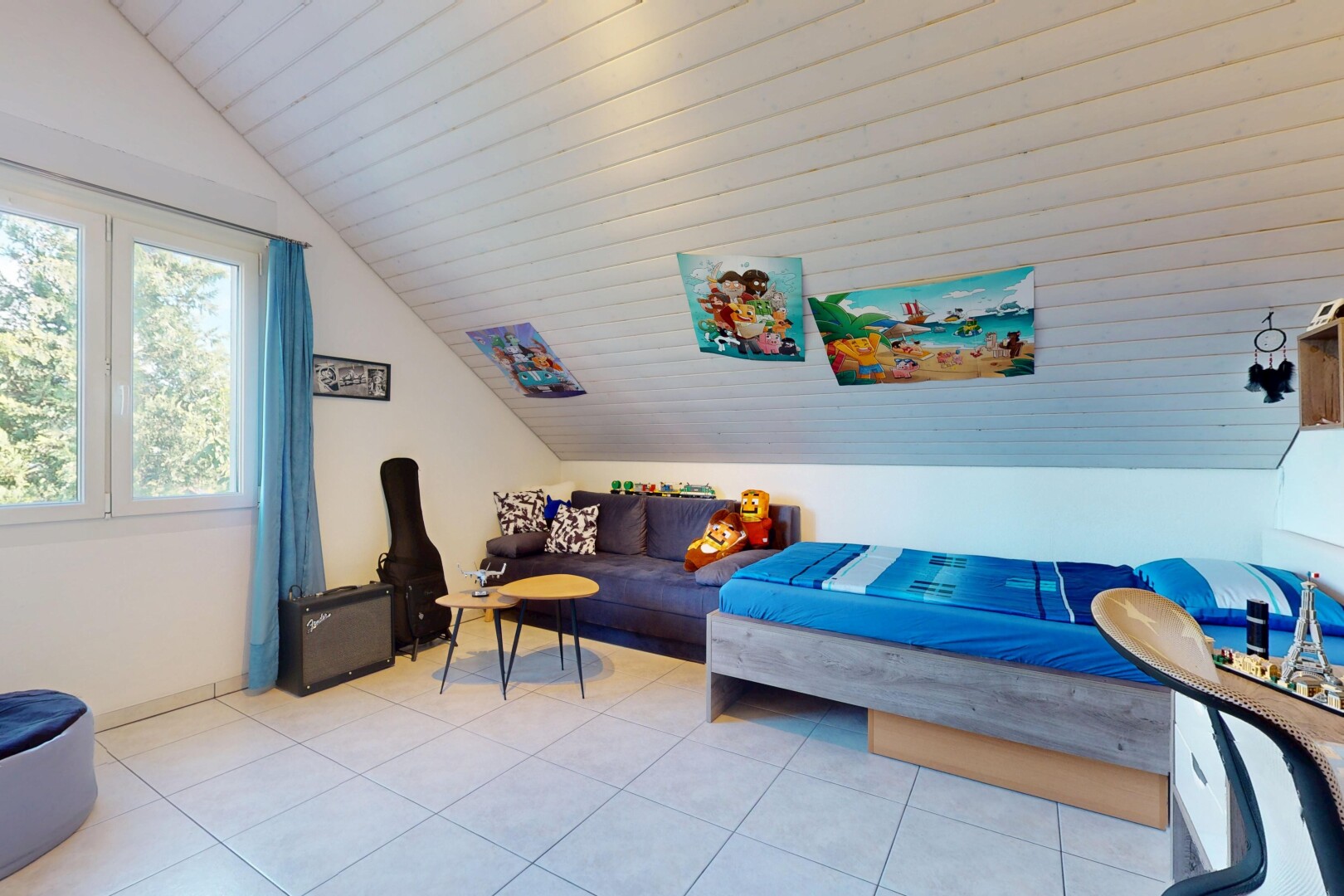 wohnzimmer mit dachschräge, vaulted ceiling, zusätzliches zimmer, inside property, und fliesenboden