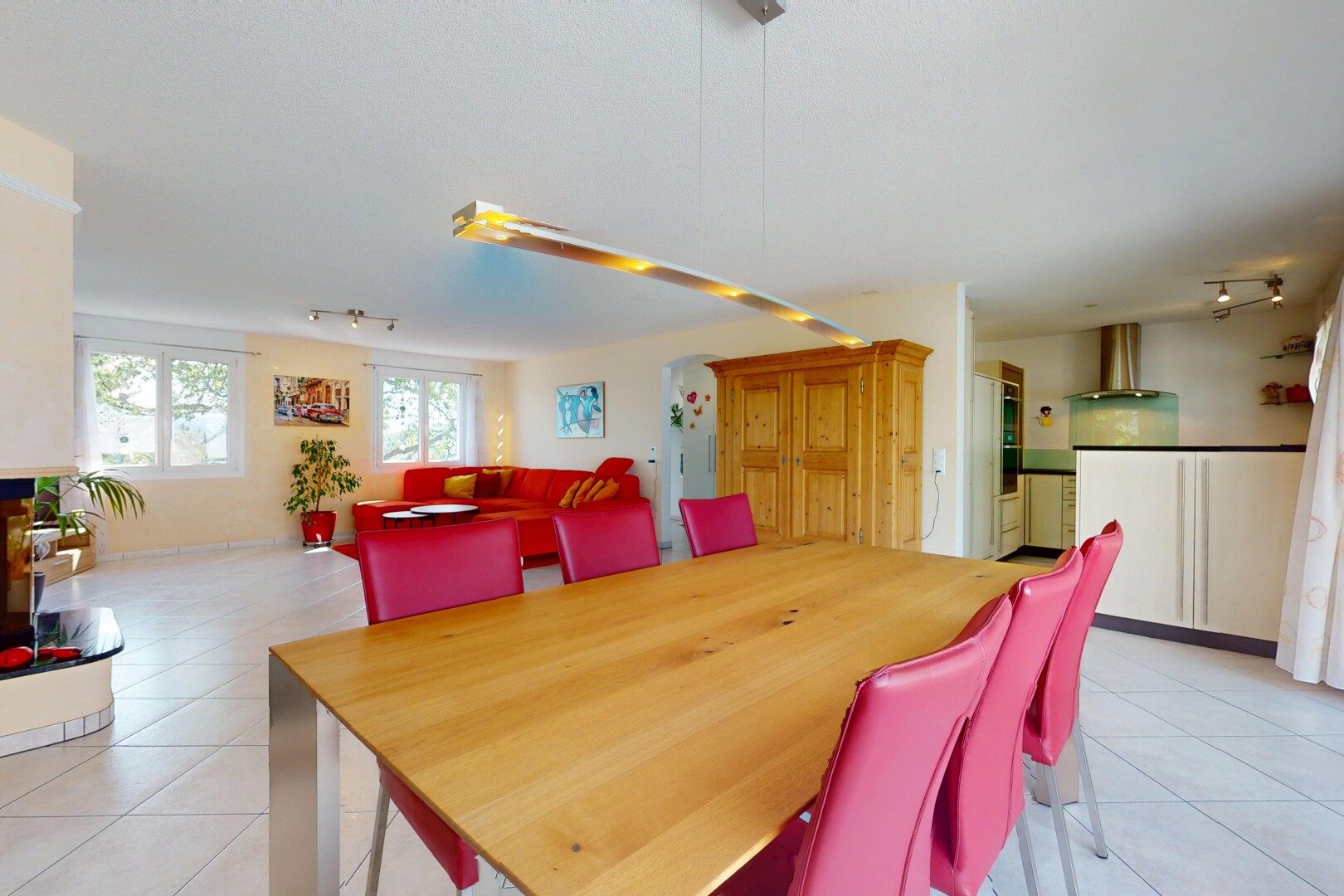 esszimmer mit tile floor, fliesenboden, track lighting, deckenbeleuchtung, und natural light