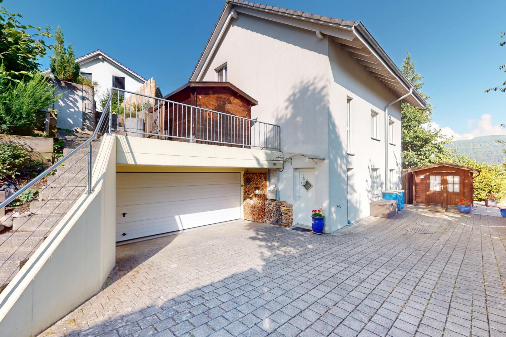 außenansicht mit balkon, stuckverkleidung, day time, property visible, und garage