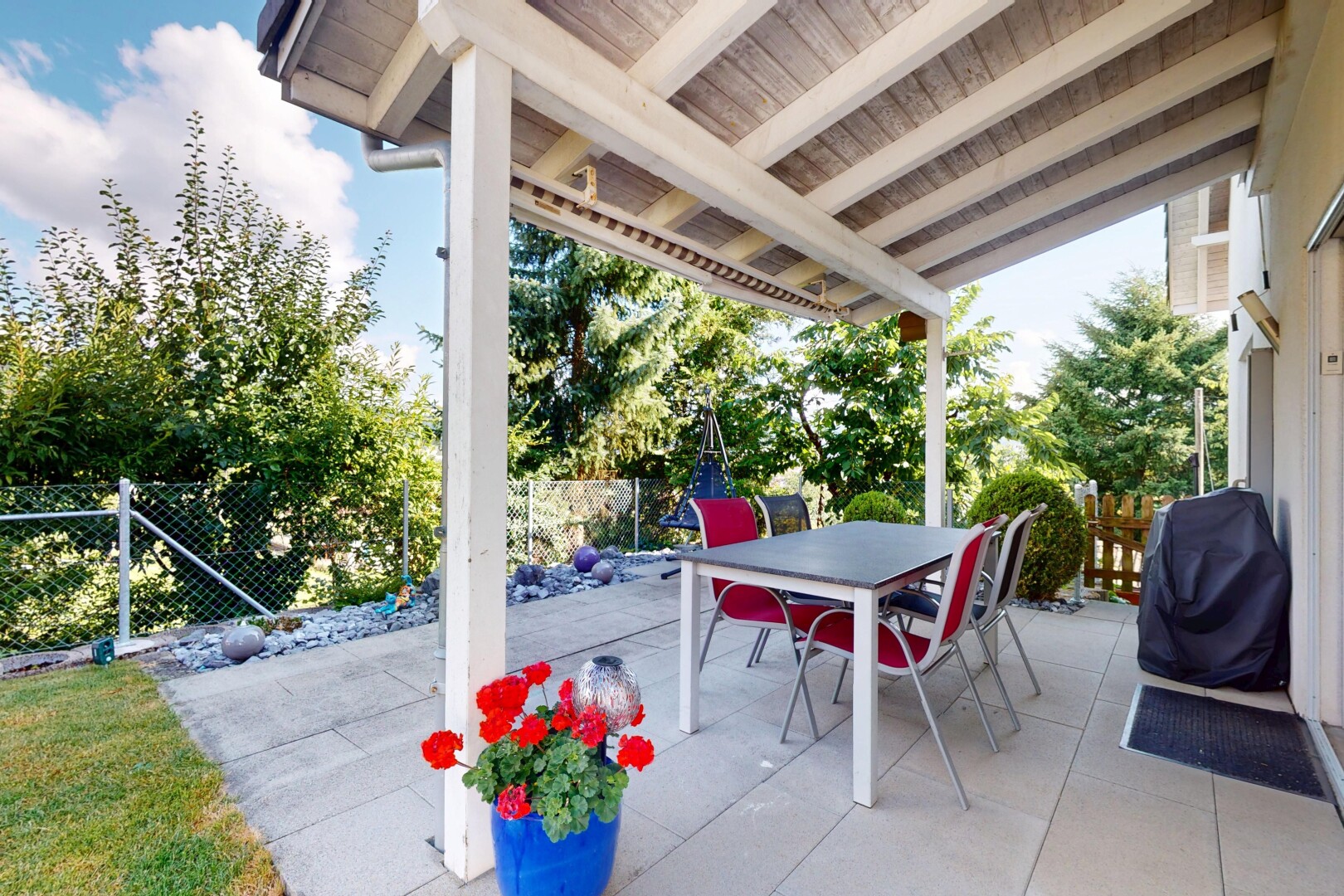 terrasse mit terrasse, from property, zaun, essbereich im freien, und day time