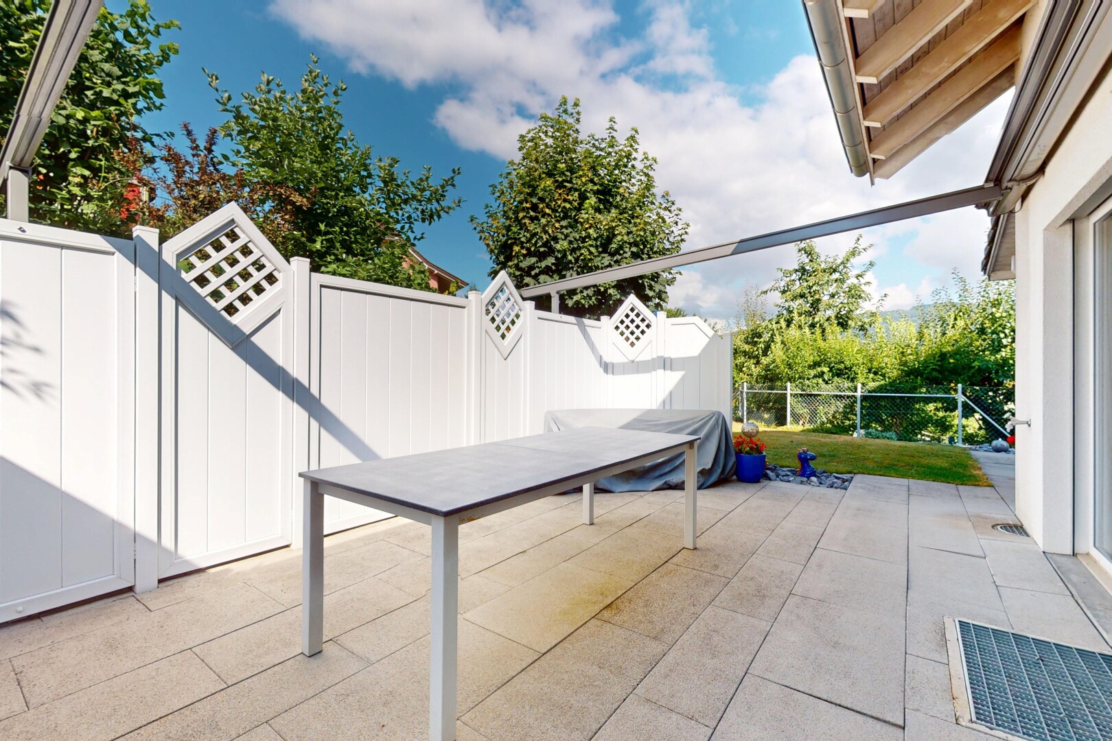 terrasse mit terrasse, zaun, day time, und from property