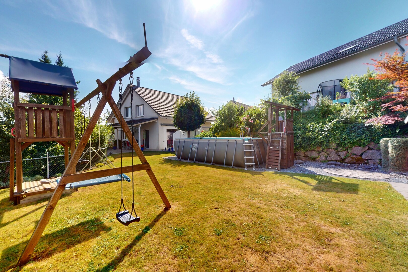 garten mit spielplatz, day time, schwimmbad, und rasen