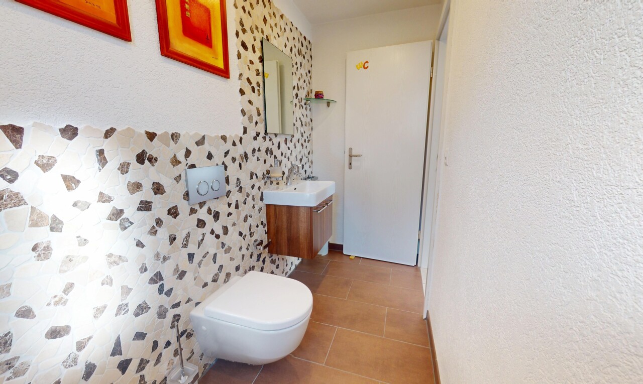 bad mit schminktisch, fliesenboden, tile floor, toilette, und spiegel