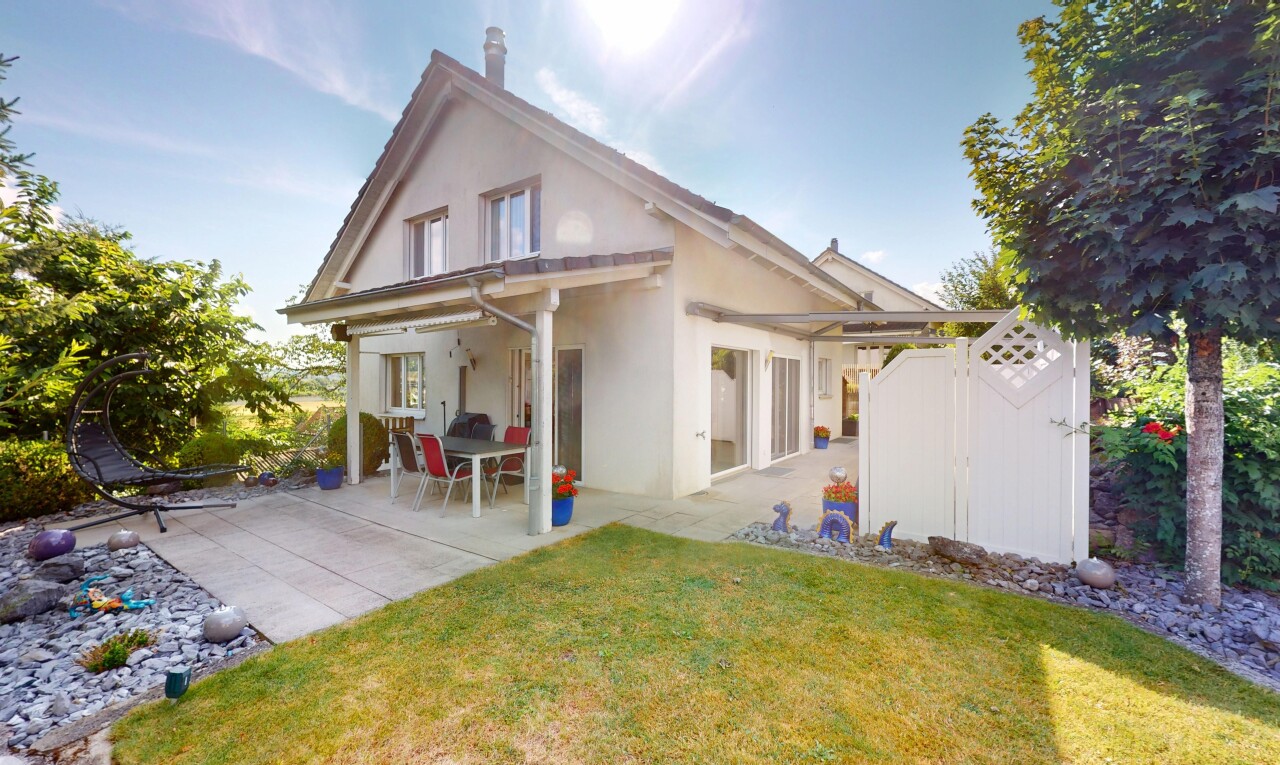 außenansicht mit stuckverkleidung, property visible, rasen, terrasse, und day time