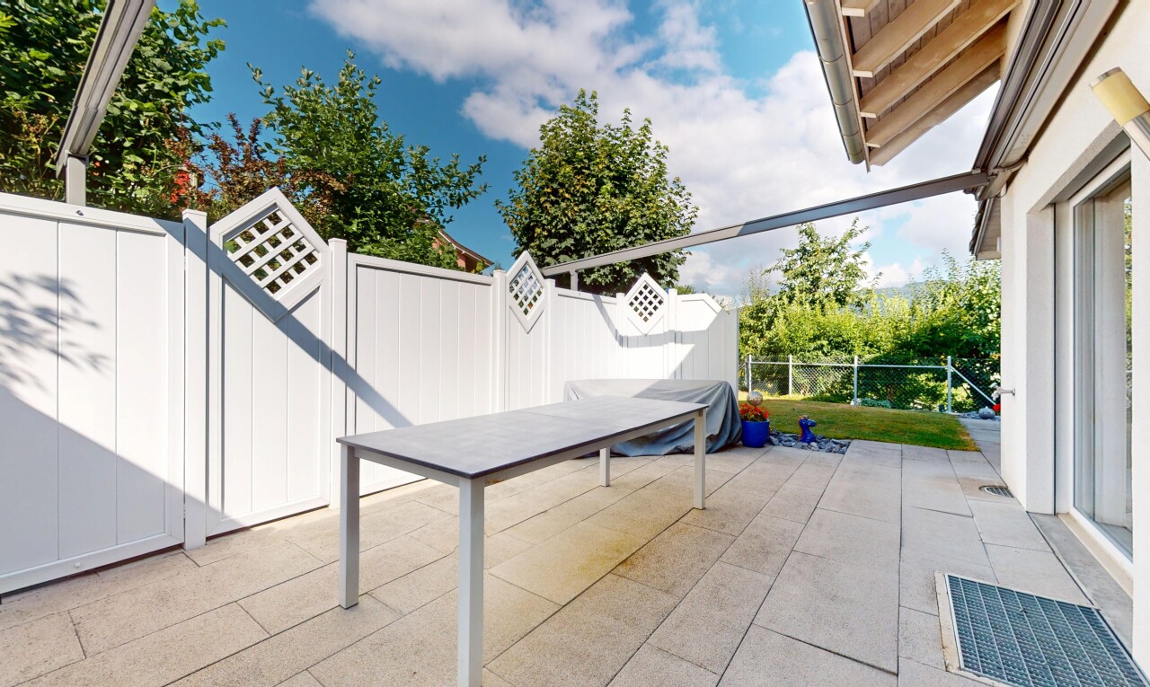 terrasse mit terrasse, zaun, day time, und from property