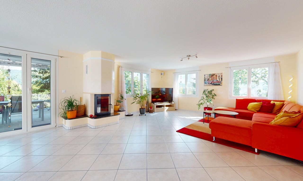 wohnzimmer mit inside property, fernseher, natürliches licht, natural light, und fliesenboden