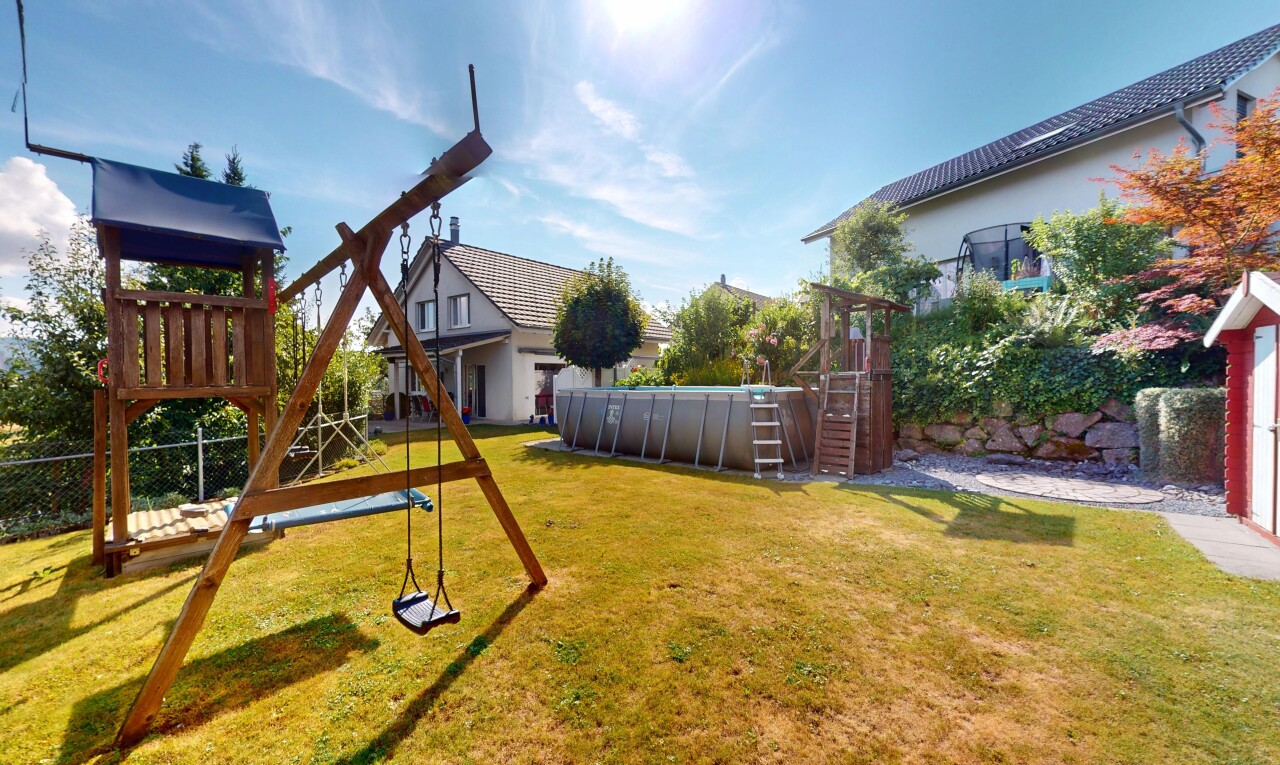 garten mit spielplatz, day time, schwimmbad, und rasen
