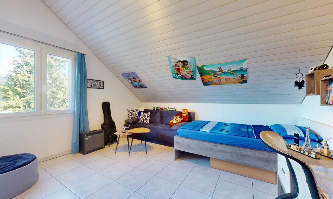 wohnzimmer mit dachschräge, vaulted ceiling, zusätzliches zimmer, inside property, und fliesenboden