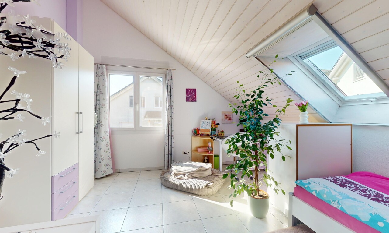 zimmer / schlafzimmer mit dachschräge, vaulted ceiling, zusätzliches zimmer, inside property, und natürliches licht