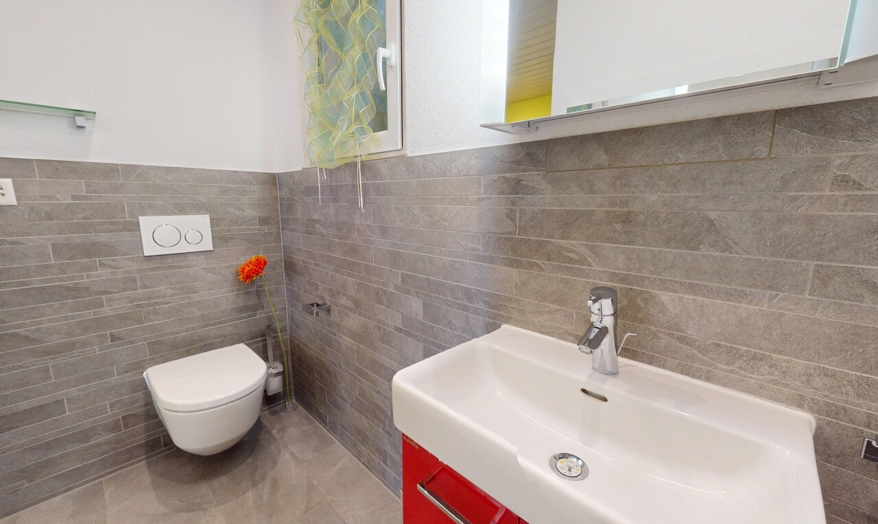 bad mit fliesenwand, tile wall, waschbecken, toilette, und inside property