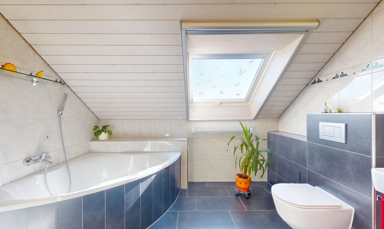bad mit dachfenster, toilette, tile wall, fliesenwand, und komplettes badezimmer