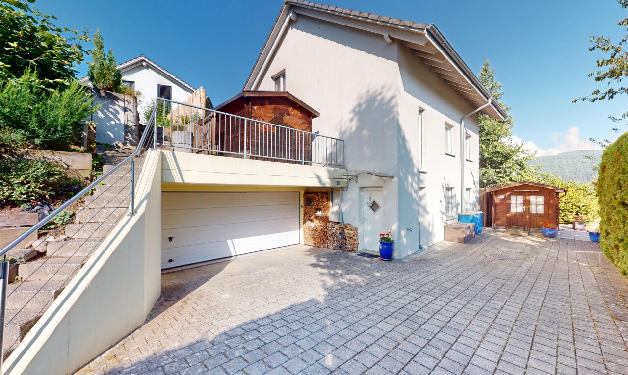 außenansicht mit balkon, stuckverkleidung, day time, property visible, und garage