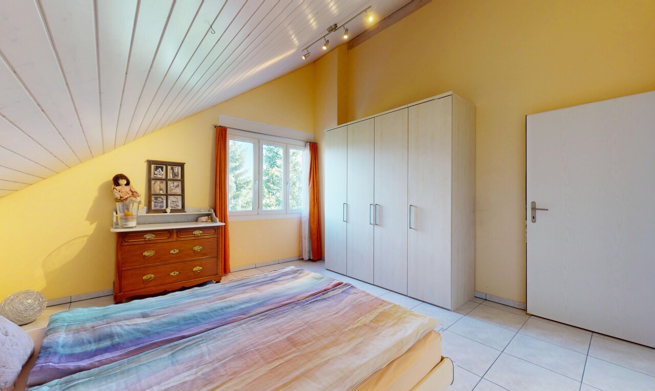 zimmer / schlafzimmer mit vaulted ceiling, dachschräge, natural light, natürliches licht, und drywall