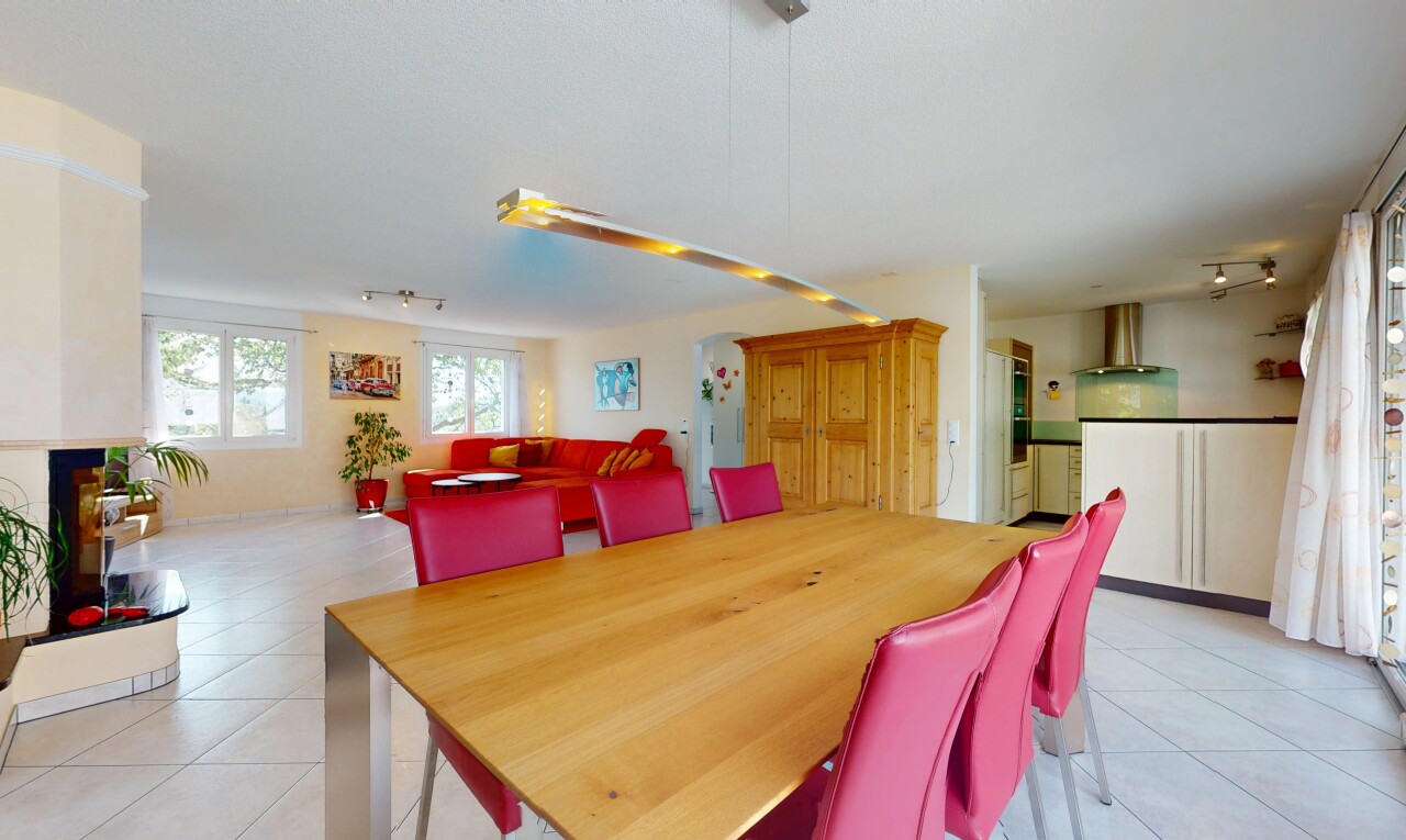 esszimmer mit tile floor, fliesenboden, track lighting, deckenbeleuchtung, und natural light