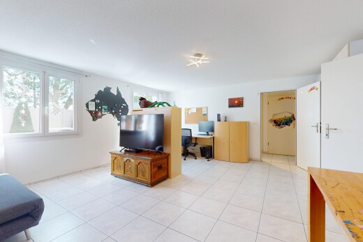 wohnzimmer mit natural light, natürliches licht, bürobereich, fernseher, und inside property