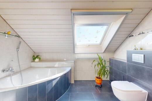 bad mit dachfenster, toilette, tile wall, fliesenwand, und komplettes badezimmer