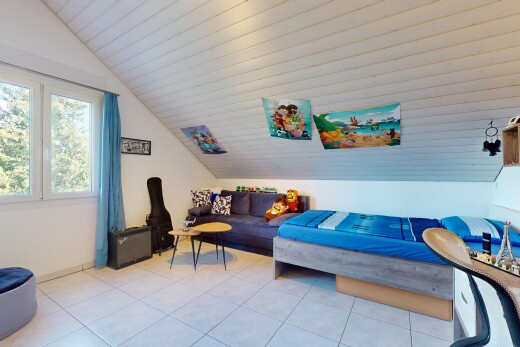 wohnzimmer mit dachschräge, vaulted ceiling, zusätzliches zimmer, inside property, und fliesenboden
