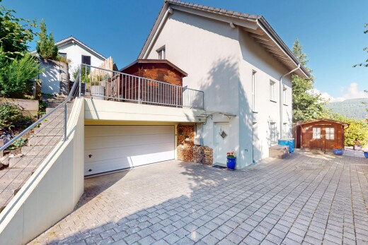 außenansicht mit balkon, stuckverkleidung, day time, property visible, und garage