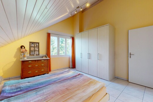 zimmer / schlafzimmer mit vaulted ceiling, dachschräge, natural light, natürliches licht, und drywall