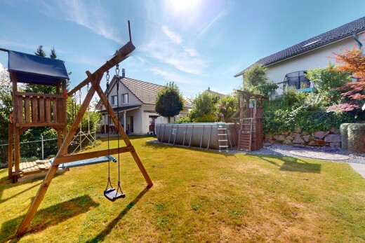 garten mit spielplatz, day time, schwimmbad, und rasen