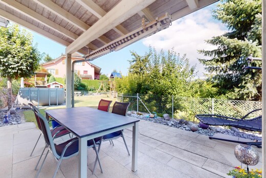 terrasse mit from property, terrasse, essbereich im freien, zaun, und day time