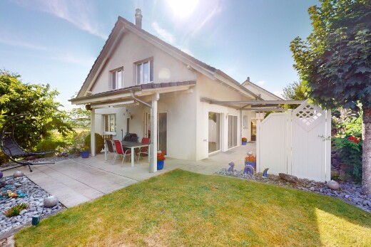 außenansicht mit stuckverkleidung, property visible, rasen, terrasse, und day time