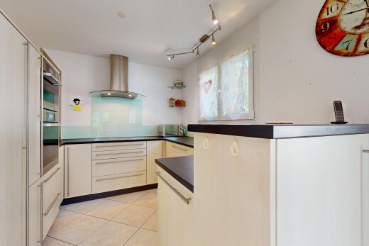 küche mit arbeitsplatten, dunstabzugshaube, inside property, natürliches licht, und natural light