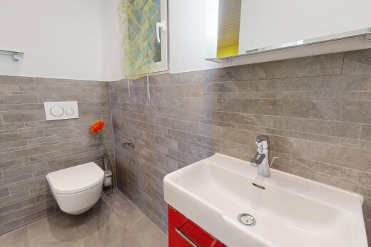 bad mit fliesenwand, tile wall, waschbecken, toilette, und inside property