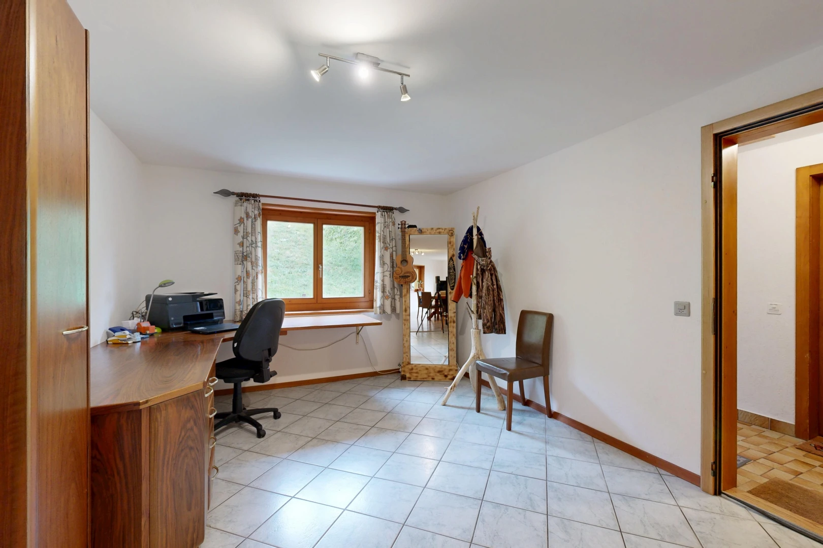 bureau avec cloison sèche, drywall, éclairage sur rail, plinthes murales, et baseboards wall